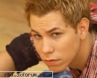 nu am poze cu el din concerte dar iti promit roxanne ca o sa fac rost :wink2: criss in concerte